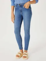 Pantalón de jean azul oscuro de tiro medio y corte skinny.