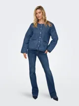 Campera de denim acolchada color azul, marca Only. Con cuello redondo, cierre con botones metálicos y bolsillos laterales.