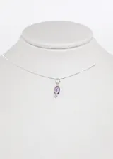 Collar con cadena de plata 925 e incluye un dije de amatista en forma ovalada.