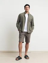 Camisa color ladrillo de lino y algodón, con cuello abotonado, manga 3/4 con puños arremangados, corte clásico y bolsillo de parche en el pecho.