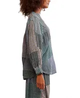 Conjunto de pijama de algodón estampado con diseño de patchwork en tonos verdes, azules, grises y marrones. Incluye camisa de manga larga con cuello mao y pantalón largo con cintura elástica.