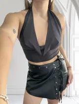 Top blanco con escote halter y espalda descubierta.