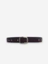 Cinturón de cuero color marrón con hebilla cuadrada plateada y apliques metálicos plateados.