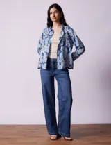 Campera de tencel estampado con arabescos azules y blancos, marca Ruby Rd. Tiene cuello solapa, abertura central con botones y bolsillos delanteros.