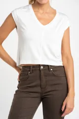 Remera blanca de viscosa con cuello en V y corte al cuerpo.