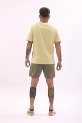 Bermuda de gabardina color beige con cordón ajustable en la cintura.