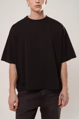Remera negra de manga corta con calce boxy fit, realizada en tejido jersey 24/1 americano.