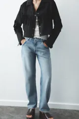 Pantalón de jean celeste de corte recto, tiro medio, con cinco bolsillos y trabillas.