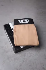 Boxer color beige con pretina elástica negra con logo VCP en blanco.