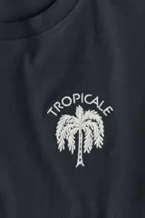 Remera negra de corte holgado en punto de algodón con cuello redondo y estampado de palmera con texto en el frente.