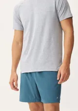 Short deportivo azul con cintura elástica y logo pequeño en la pierna.