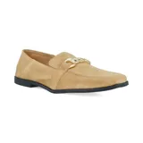 Mocasín color beige de gamuza, con cadena dorada decorativa en el empeine y suela plana negra.