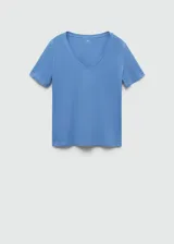 Remera blanca de algodón con cuello en V y mangas cortas.