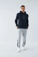 Buzo canguro color marrón con capucha ajustable, bolsillo canguro, fit regular, arte estampado en relieve y logo en goma.