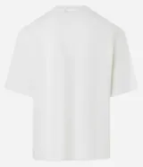 Remera boxy de algodón color crudo, con cuello redondo, manga corta y bordado de una fresa en el pecho.