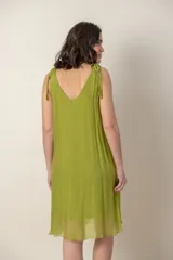 Vestido corto negro de seda con breteles finos anudados en los hombros y escote en V.