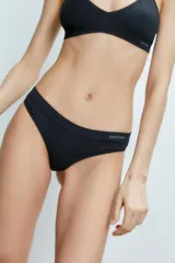 Conjunto de ropa interior Caro Cuore, compuesto por un corpiño triangular de punto con breteles finos y una bombacha colaless de punto.