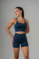 Short deportivo negro ajustado con cintura alta y frunce en la parte trasera.