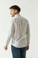 Camisa manga larga de lino y algodón a rayas verticales color beige y blanco, con logo bordado y fit semi slim.