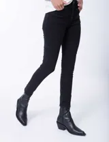 Pantalón de jean negro, corte skinny, tiro medio y bolsillos delanteros y traseros.