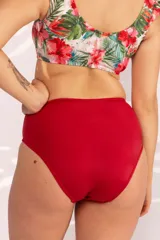 Bombacha de baño tiro alto color negro.