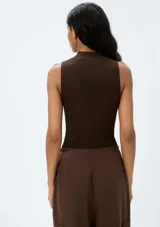 Musculosa rosa de tejido acanalado con cuello alto.