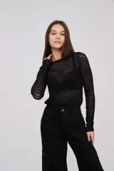 Sweater negro de tejido crochet con mangas largas y cuello redondo.