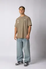 Remera gris de algodón con efecto gastado y estampas Jump High al frente y atrás.