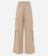 Pantalón cargo de sarga color beige, corte sastrero, con cintura alta, trabillas, cierre con botón y cremallera, y bolsillos laterales tipo cargo.