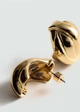 Par de aros dorados con diseño entrelazado.