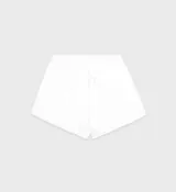 Short blanco de jersey grueso con cinturilla elástica, dos bolsillos laterales y uno trasero.