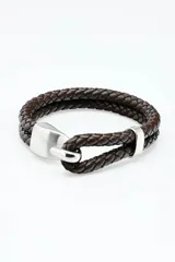 Pulsera de cuero trenzado color marrón oscuro con cierre de gancho metálico plateado.