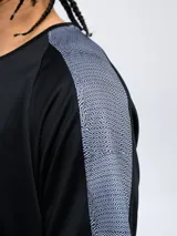 Remera deportiva Umbro de manga corta, color azul marino con paneles laterales y en las mangas de tela texturizada en tono azul más claro. Cuello redondo y logo Umbro bordado en el pecho.