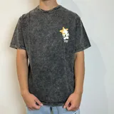 Remera gris con efecto acid wash y estampado de Mickey Mouse sobre una luna creciente.