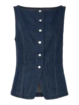 Chaleco de denim azul oscuro, con cuello en V, cierre frontal con botones plateados, bolsillos frontales y corte ajustado.