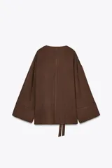 Kimono marrón de escote pico cruzado y manga larga amplia. Cierre con lazada interior y lateral.