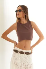 Lentes de sol con marco ovalado de carey y cristales oscuros, con protección UV400.