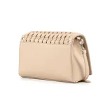 Bandolera beige de cuero sintético con diseño tejido en la solapa. Tiene correa regulable, herrajes plateados y cierre con solapa. El interior está forrado en tela de algodón y poliéster, con un bolsillo con cierre y otro abierto.