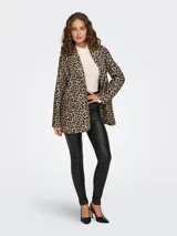 Blazer largo con estampado de leopardo, solapas de muesca, cierre frontal con dos botones y bolsillos delanteros con solapa.
