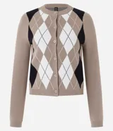 Cardigan marrón con estampado de rombos en blanco y negro, cuello redondo, mangas largas y cierre con botones.