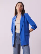 Blazer rojo de crepe marca Tahari, con cuello con solapa, abertura central, bolsillos delanteros y forro interno. Mangas 3/4 regulables con presilla y botón.