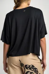 Remera blanca de viscosa con calce holgado.