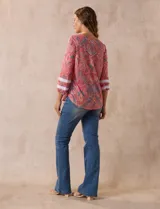 Blusa estampada marca Ruby Rd, de corte clásico, con cuello redondo y escote en V con aplique metálico. Mangas 3/4 con aplique de crochet.