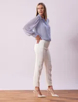 Pantalón de vestir color beige, marca Zac & Rachel, de corte recto y largo al tobillo.