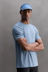Remera deportiva color rosa claro, de tejido técnico ligero y elástico con estructura. Cuello redondo, manga corta, costuras planas y logo estampado.