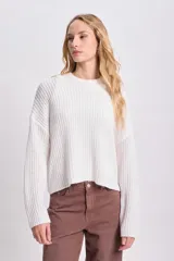 Sweater tejido de punto calado color blanco, de corte holgado y largo crop.
