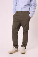 Pantalón chino color café con corte slim fit, bolsillos laterales y traseros.