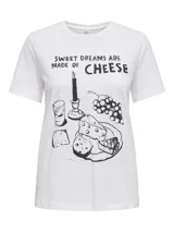 Camiseta blanca de punto con cuello redondo y mangas cortas. Estampado frontal con la frase "Sweet dreams are made of cheese" y dibujos de una vela, una copa, uvas y una tabla de quesos.