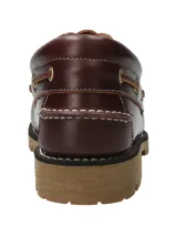 Zapato náutico de cuero color café oscuro con cordones de cuero y suela de goma con dibujo.