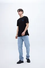 Remera lila con estampa en el pecho y diseño fotográfico de un atardecer en la espalda.